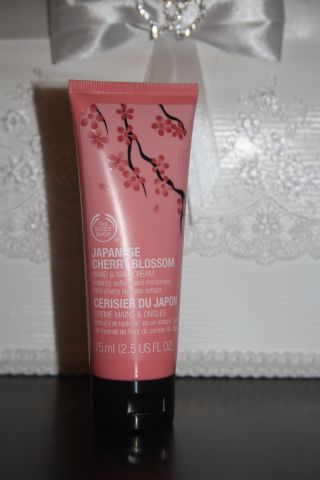 Крем для рук Japanese Cherry Blossom Hand & Nail Cream от The Body Shop фото 1