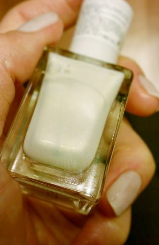 Лак для ногтей серии Smooth & Perfect (оттенок № 01 Fog) от Sally Hansen фото 5 Лак для ногтей серии Smooth & Perfect (оттенок № 01 Fog) от Sally Hansen фото 5