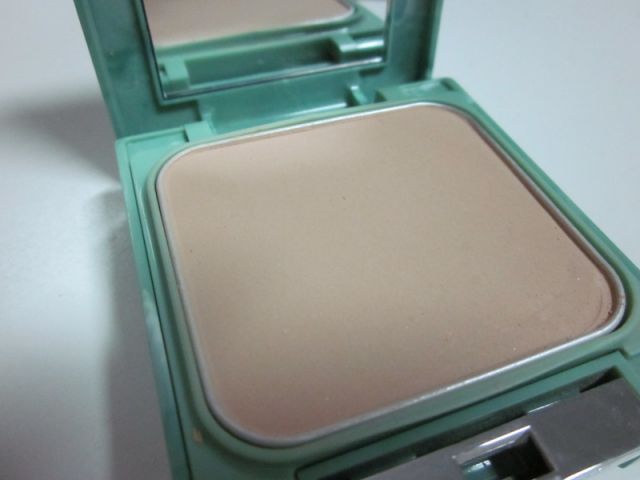 Легкая компактная пудра с антиоксидантами Almost Powder Makeup SPF 15 (оттенок № 02) от Clinique фото 4