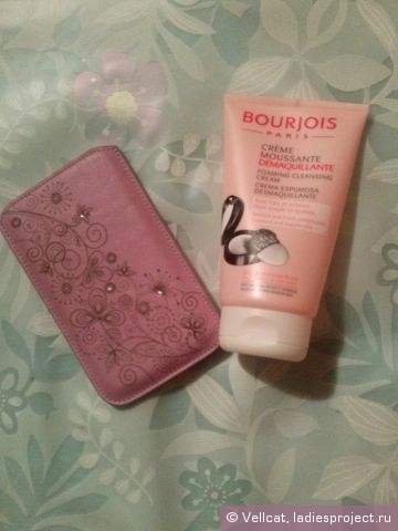 Пенка для снятия макияжа с розой и хлопком от Bourjois фото 1 Пенка для снятия макияжа с розой и хлопком от Bourjois фото 1