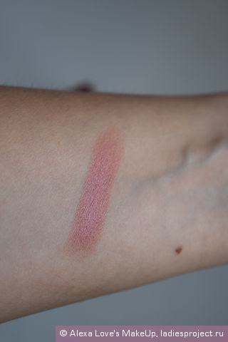 Батл помад: Max Factor губная помада из серии Color Elixir Lipstick и губная помада Avon "С эффектом объема" фото 1