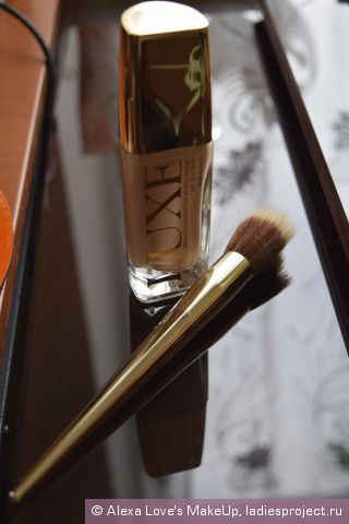 Кисть для нанесения тонального крема и румян Luxe от Avon фото 1