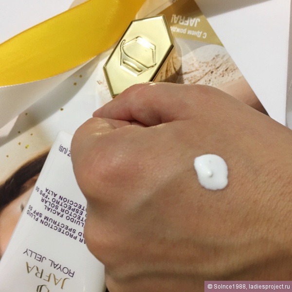 Солнцезащитный крем-флюид c маточным молочком Royal Jelly Solar Protection Fluid Broad Spectrum SPF 50 от Jafra фото 6 Солнцезащитный крем-флюид c маточным молочком Royal Jelly Solar Protection Fluid Broad Spectrum SPF 50 от Jafra фото 6