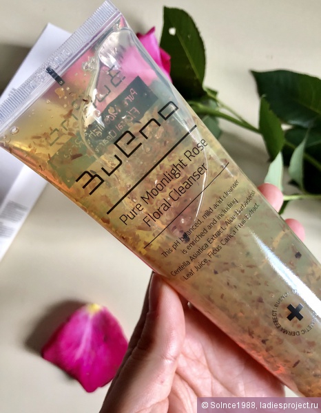 Гель для умывания с лепестками роз Pure Moonlight Rose Floral Cleanser от Bueno фото 2
