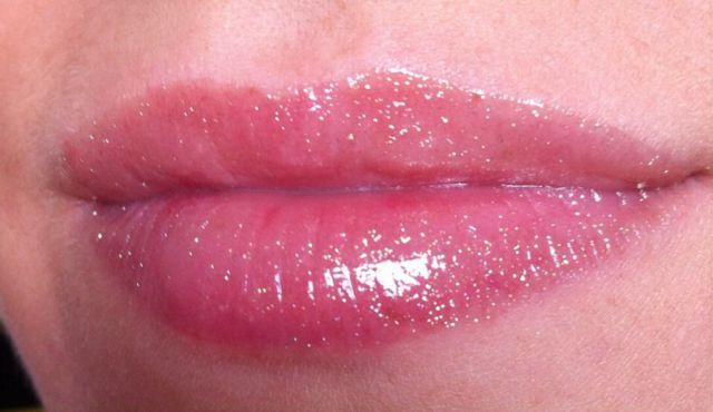 Блеск для губ Gloss D'Enfer Maxi Shine Intense Colour & Shine Bare Lip Sensation (оттенок № 400 Gold Thlack) от Guerlain фото 8 Блеск для губ Gloss D'Enfer Maxi Shine Intense Colour & Shine Bare Lip Sensation (оттенок № 400 Gold Thlack) от Guerlain фото 8