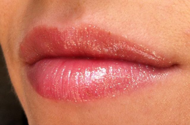 Блеск для губ Gloss D'Enfer Maxi Shine Intense Colour & Shine Bare Lip Sensation (оттенок № 400 Gold Thlack) от Guerlain фото 7 Блеск для губ Gloss D'Enfer Maxi Shine Intense Colour & Shine Bare Lip Sensation (оттенок № 400 Gold Thlack) от Guerlain фото 7