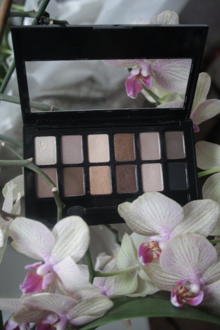 Тени для век The Nudes Palette от Maybelline фото 1