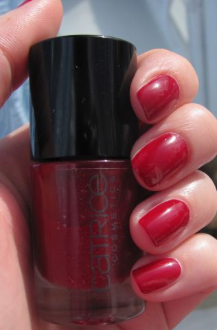 Лак для ногтей Ultimate Nail Lacquer (оттенок № 070 Caught jn the red carpet) от Catrice фото 2 Лак для ногтей Ultimate Nail Lacquer (оттенок № 070 Caught jn the red carpet) от Catrice фото 2