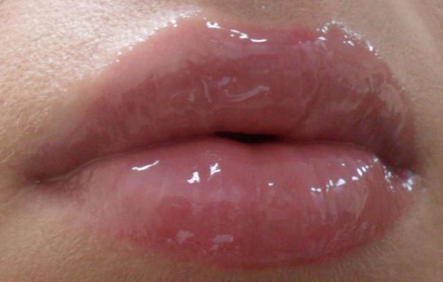 Увлажняющий блеск для губ Superbalm Moisturizing Gloss от Clinique фото 6