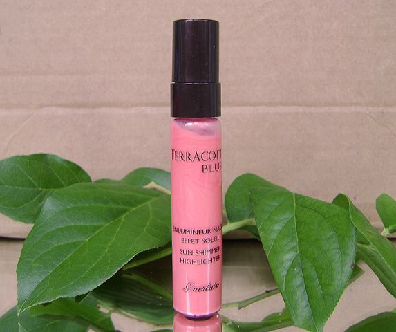 Румяна с шиммером &laquo;Terracotta Blush Sun Shimmer Highlighter (оттенок № 02 Sunny Pink)&raquo; от Guerlain фото 4