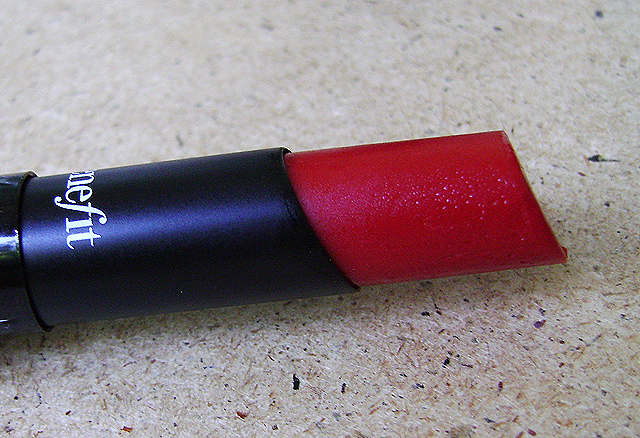 Помада для губ «Silky-Finish Lipstick» (оттенок Frenched) от Benefit фото 4 Помада для губ «Silky-Finish Lipstick» (оттенок Frenched) от Benefit фото 4