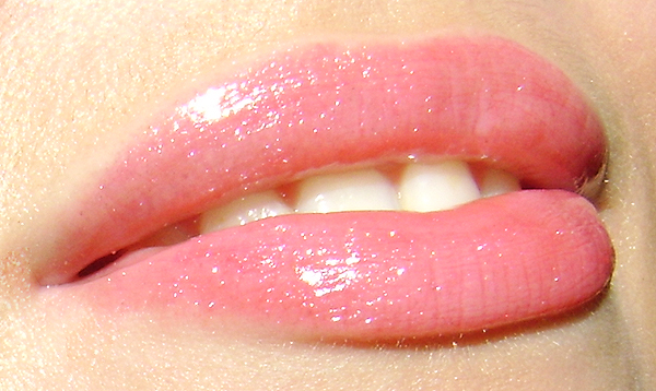 Блеск для губ «Round Lip Gloss» (оттенок Soap Opera Queen) от NYX фото 8 Блеск для губ «Round Lip Gloss» (оттенок Soap Opera Queen) от NYX фото 8