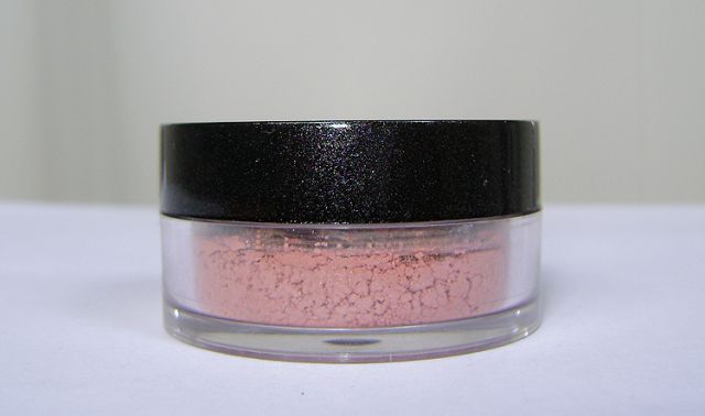 Минеральные рассыпчатые румяна Nature&rsquo;s Minerals, оттенок 01 Pink Quartz от The Body Shop фото 3