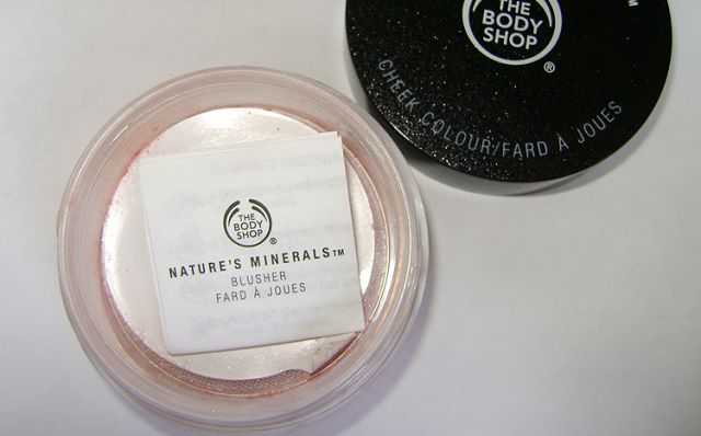 Минеральные рассыпчатые румяна Nature&rsquo;s Minerals, оттенок 01 Pink Quartz от The Body Shop фото 4