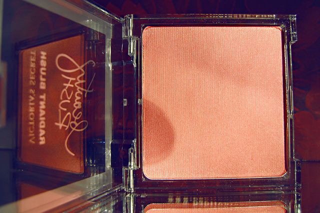 Румяна &laquo;Radiant Blush&raquo; от Victoria's Secret (1) фото 3