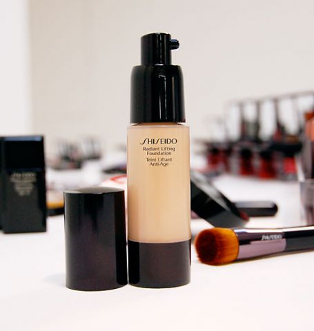 Осенняя новинка от Shiseido: Тональная основа &laquo;Radiant Lifting Foundation&raquo; фото 2