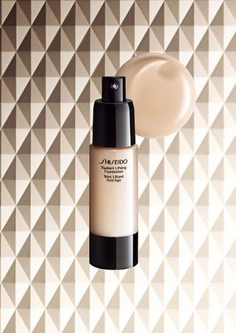 Осенняя новинка от Shiseido: Тональная основа &laquo;Radiant Lifting Foundation&raquo; фото 1