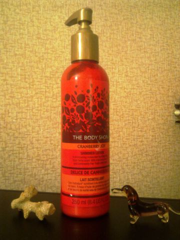Молочко для тела с блестками "Бодрящая Клюква" от The Body Shop фото 1