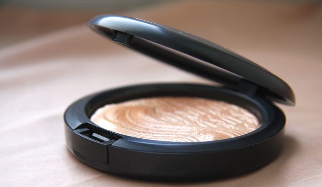 Пудра с эффектом сияния Mineralize Skinfinish (оттенок Whisper Of Gilt) от MAC фото 1