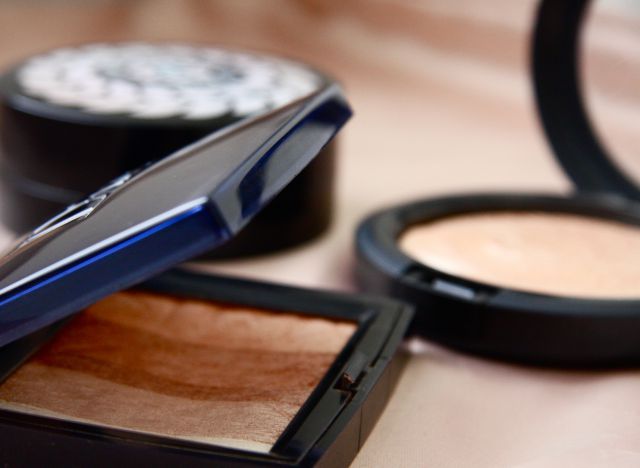 Пудра с эффектом сияния Mineralize Skinfinish (оттенок Whisper Of Gilt) от MAC фото 5