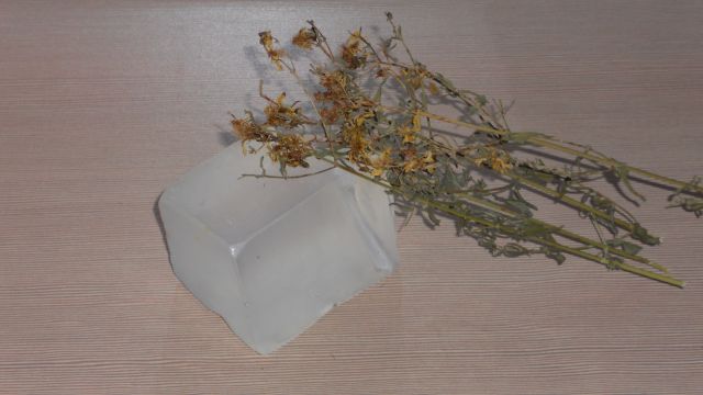 Самодельное детское мыло с зверобоем фото 1