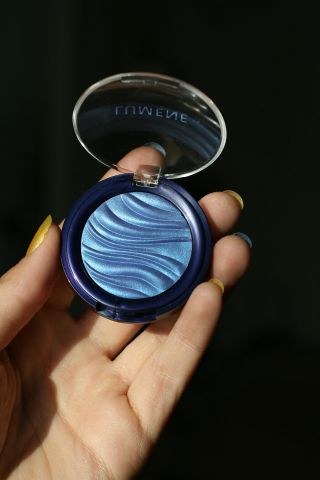 Тени для век Blueberry long-wear crystal от Lumene фото 3