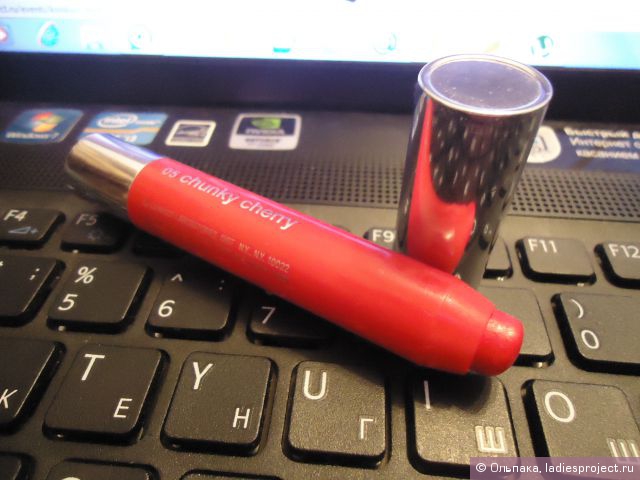 Помада-бальзам Chubby Stick Moisturizing Lip Colour Balm (оттенок № 5 Chunky Cherry) от Clinique фото 3