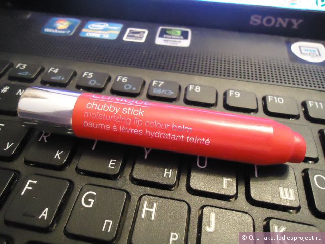 Помада-бальзам Chubby Stick Moisturizing Lip Colour Balm (оттенок № 5 Chunky Cherry) от Clinique фото 4