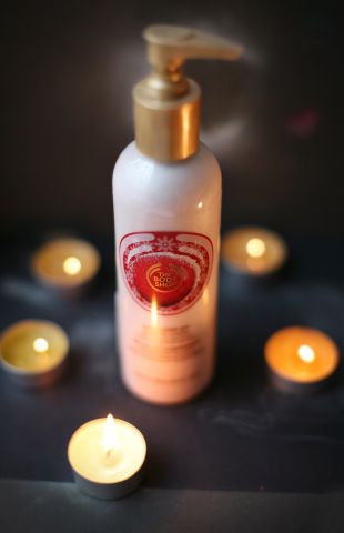 Мерцающее молочко для тела "Сочная клюква" от The Body Shop фото 1